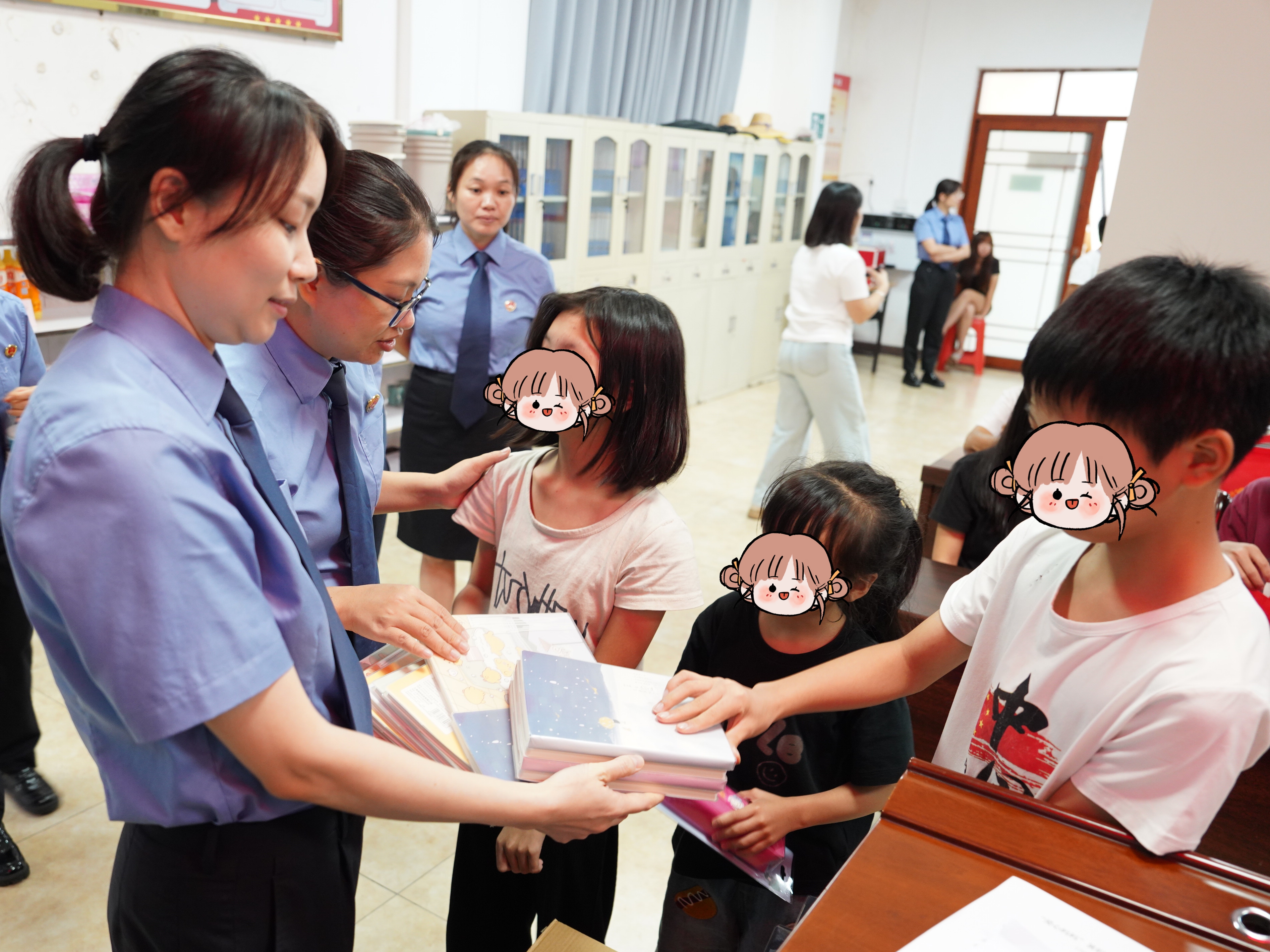 为孩子送笔记本等文具.jpg