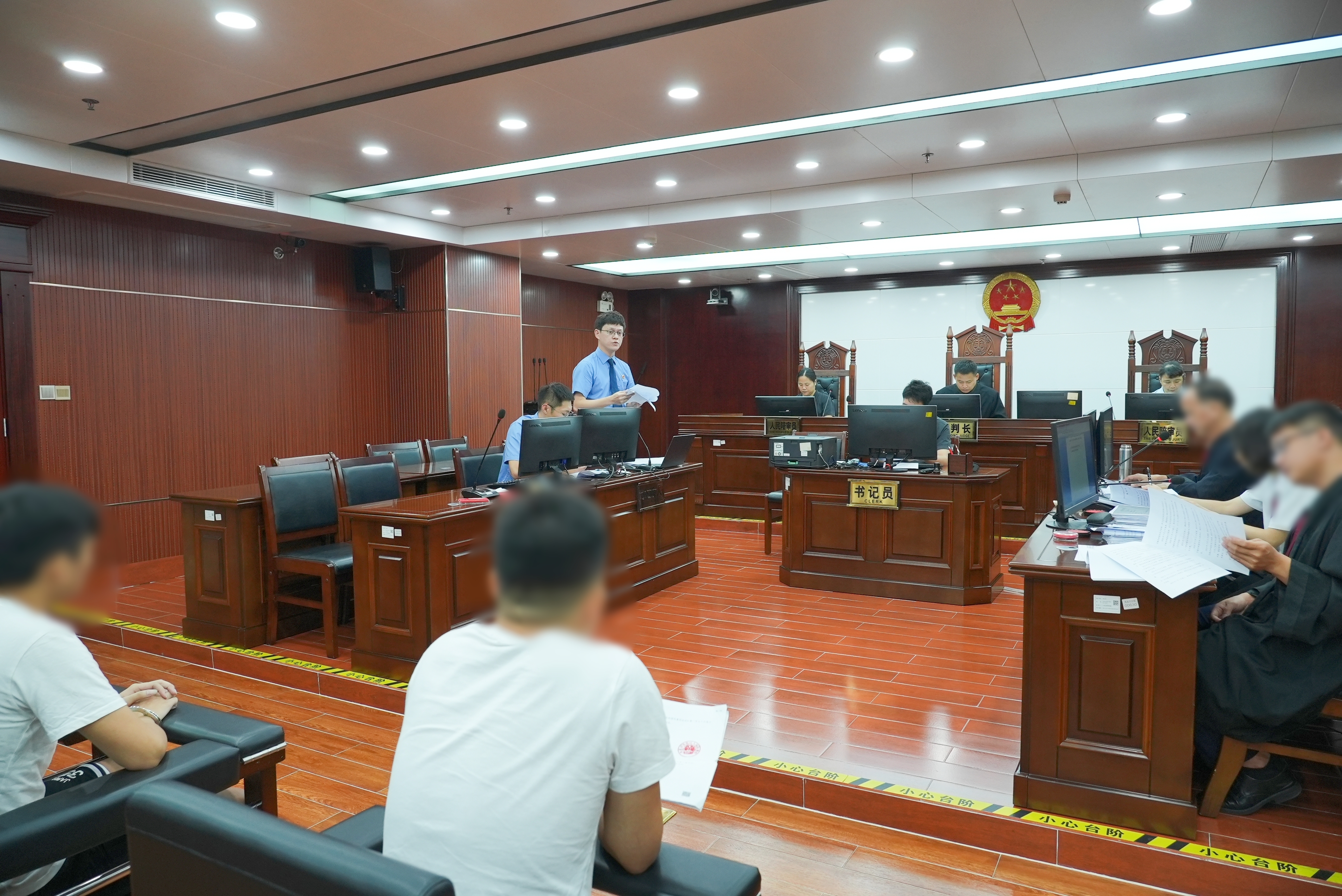 同听共评，接受社会各界的现场检验